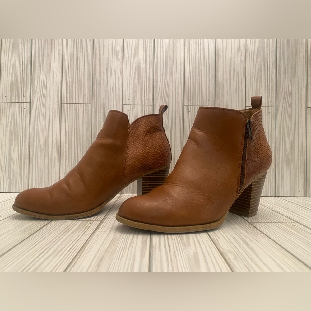 Sofft Eurosoft Sabina Leather Ankle Bootie Size 9